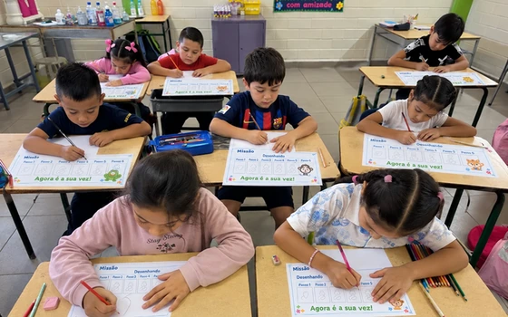 Turma de crianças desenhando ao mesmo tempo com o Método Lápis Mágico