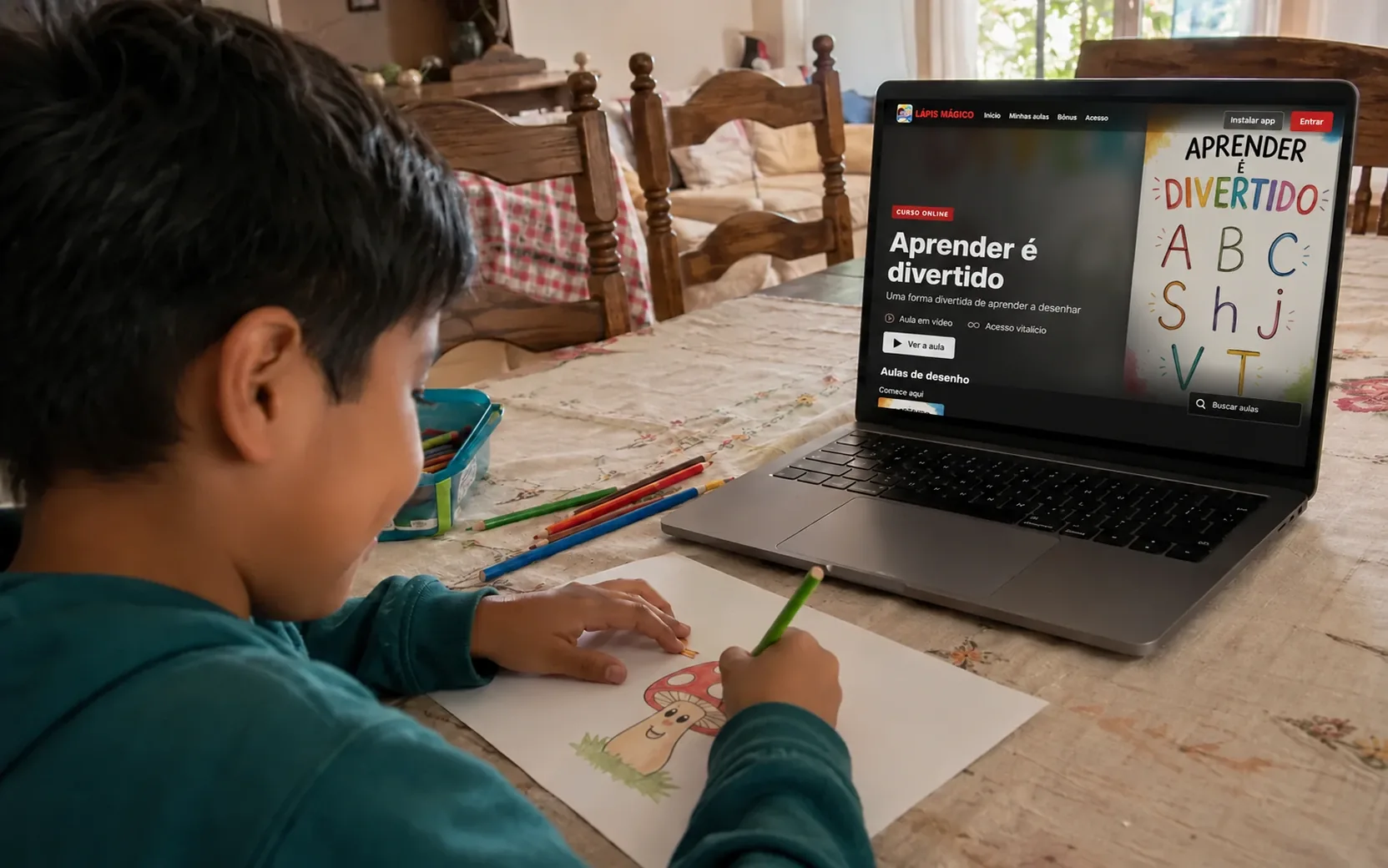 Menino desenhando enquanto acompanha a aula no computador